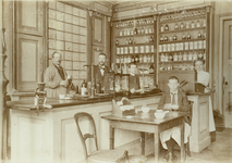 858648 Interieur van het Stads- en Academisch Ziekenhuis (Catharijnesingel 101) te Utrecht: de apotheek.